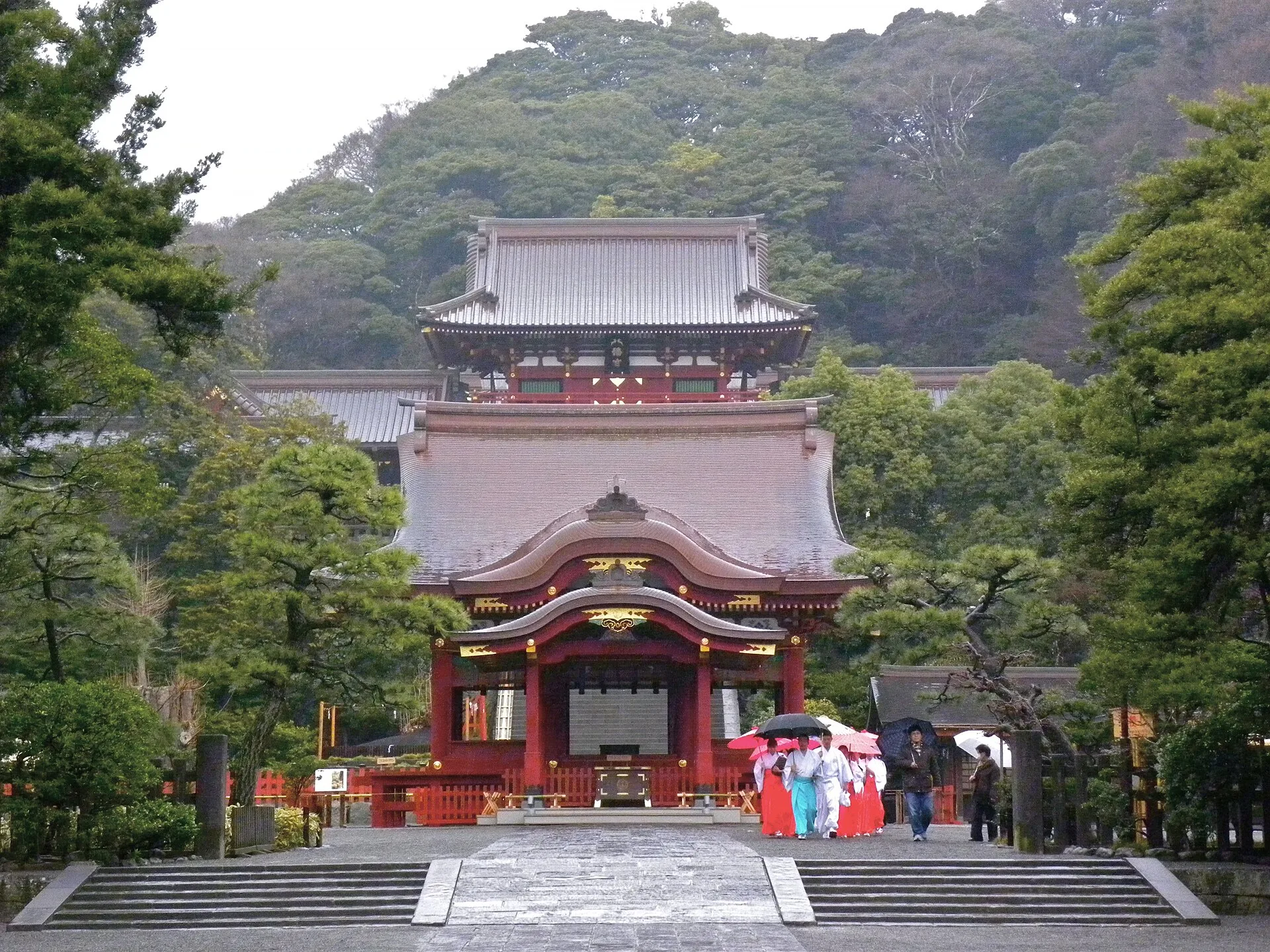 Tsurugaoka Hachimangū shrine buildings and stone approach in 2011
