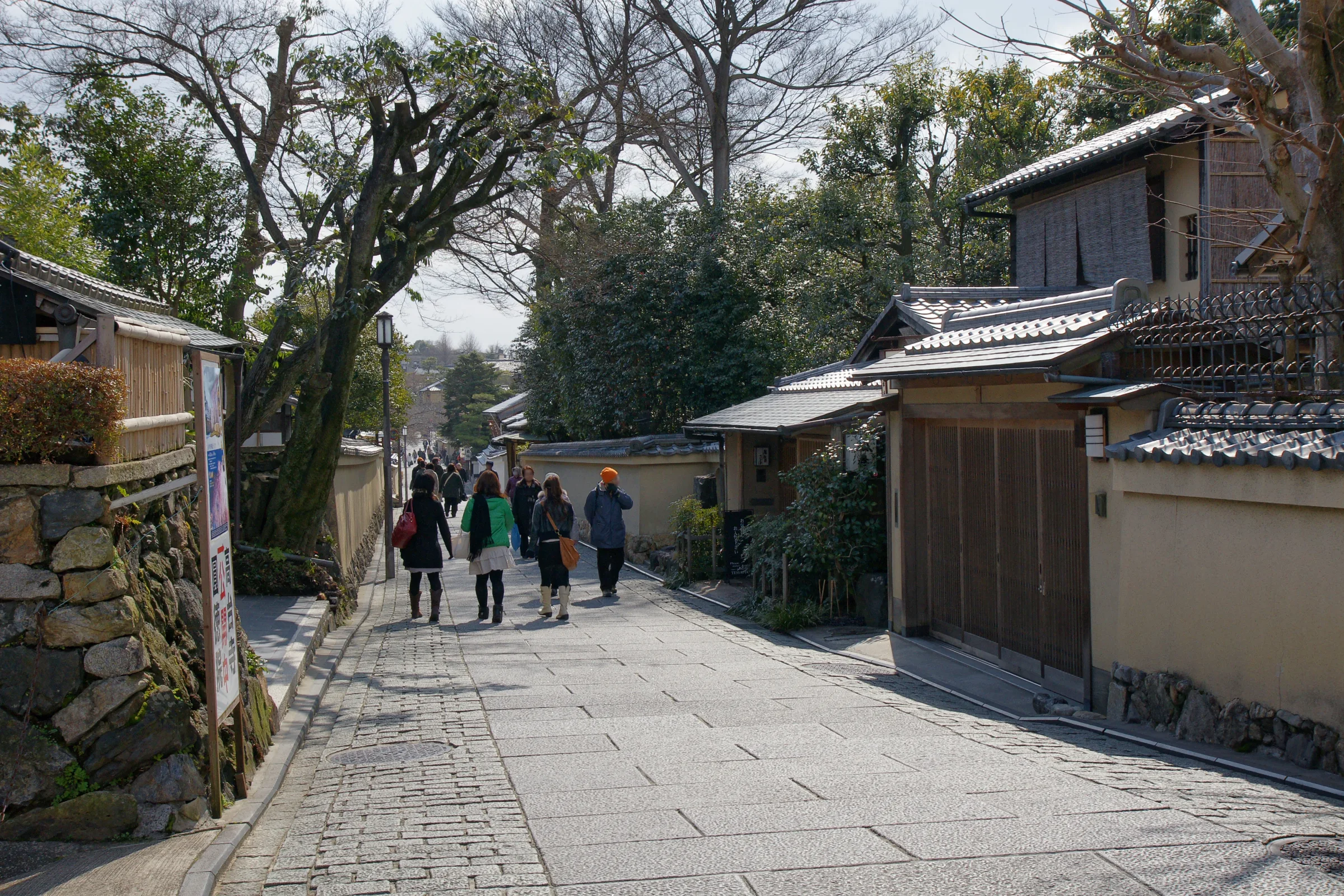 宁宁之道的石板路,一侧是土墙和木门
