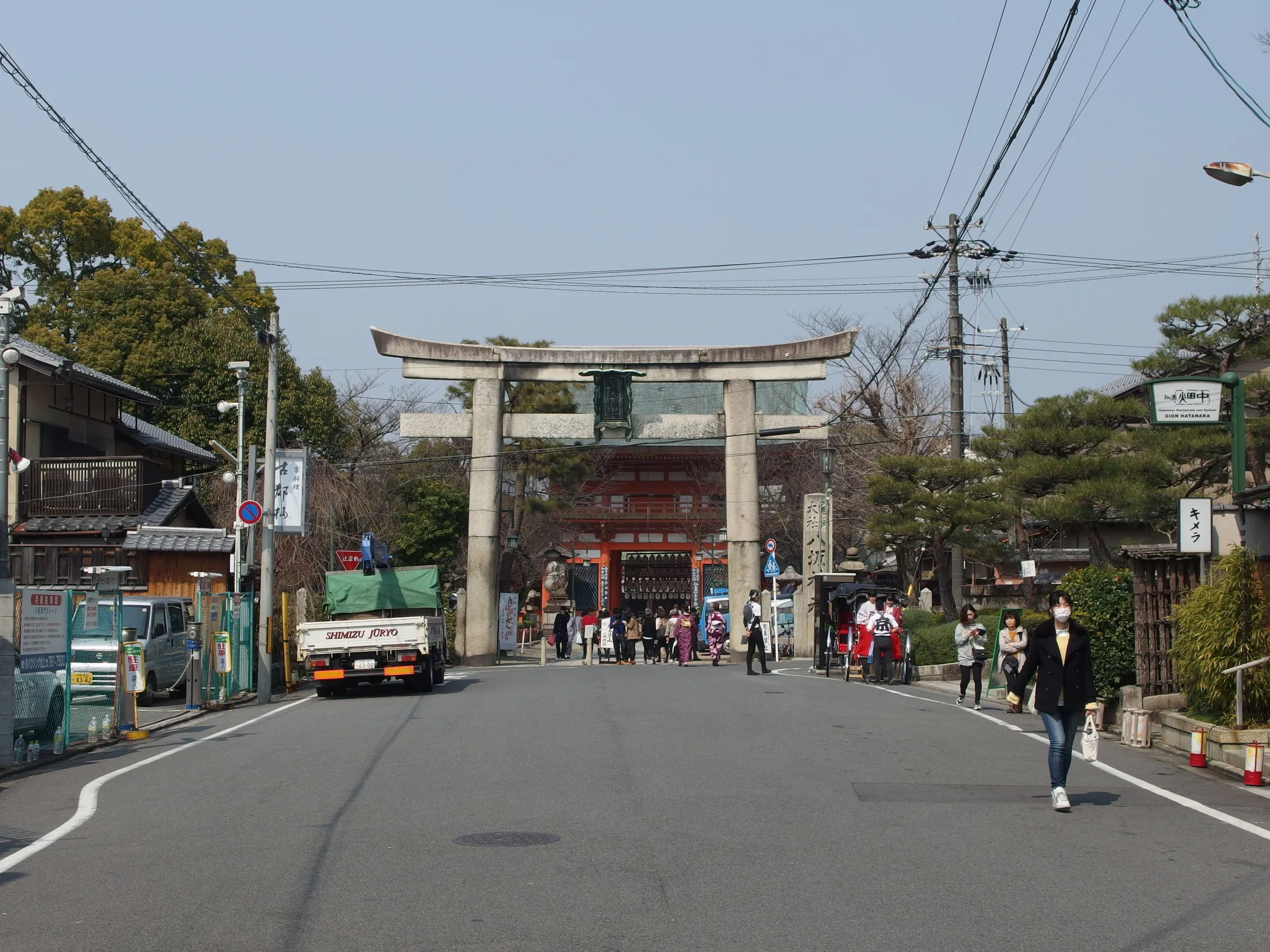 八坂神社的石鸟居从祇园的街道通向里面的朱门
