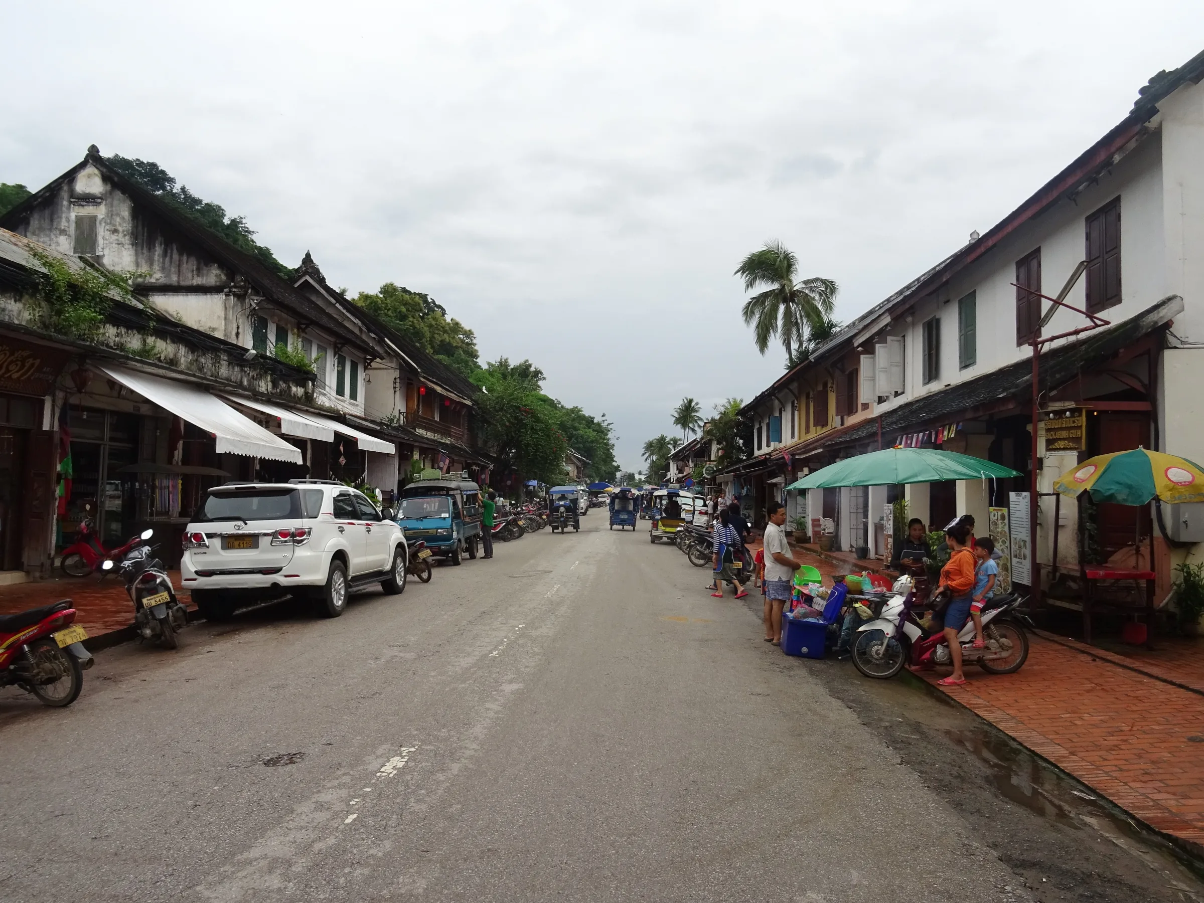 Traffic and two-storey shophouses along Sisavangvong Road
