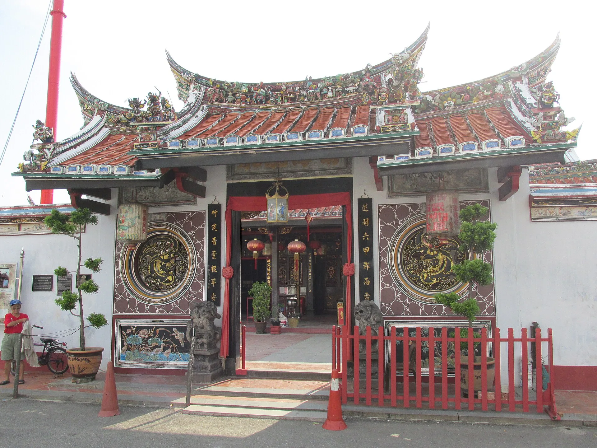 Street-facing entrance to Cheng Hoon Teng temple