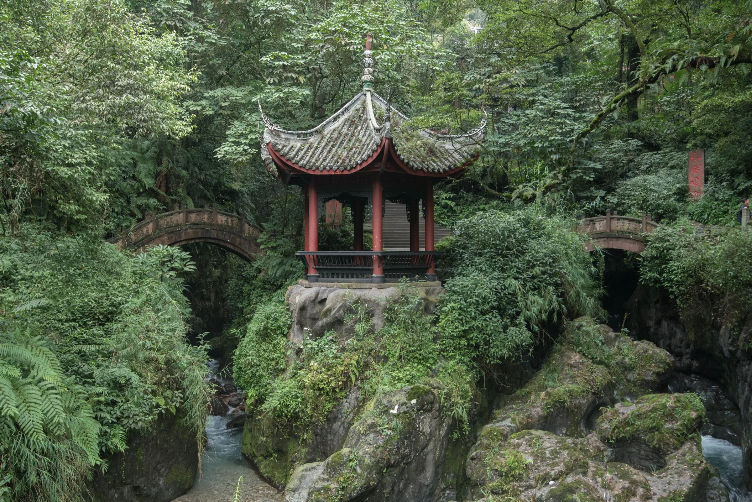 清音阁立在林间溪流的岩石上,左右各有一座石拱桥