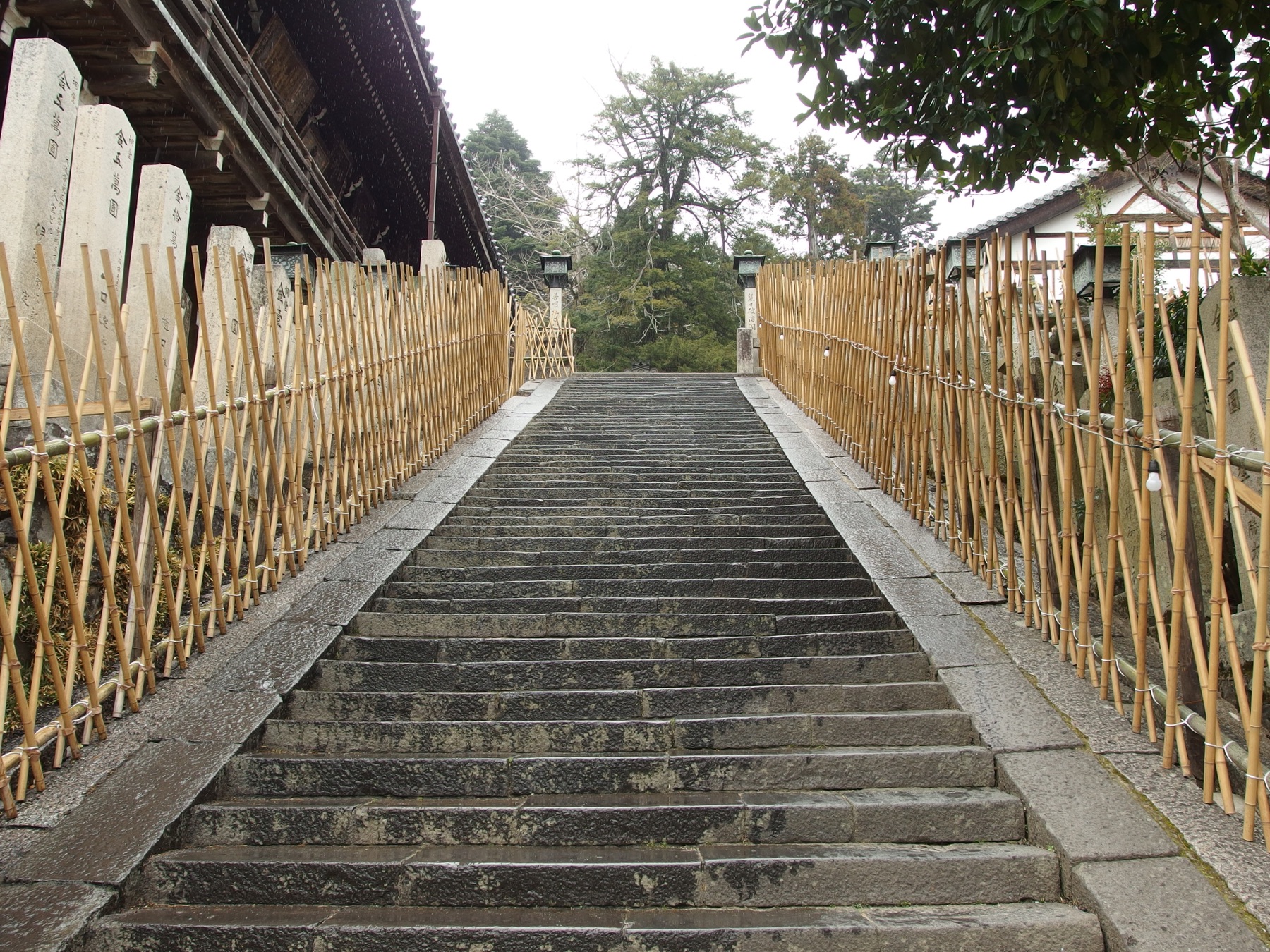 东大寺二月堂的木构殿堂与石阶入口
