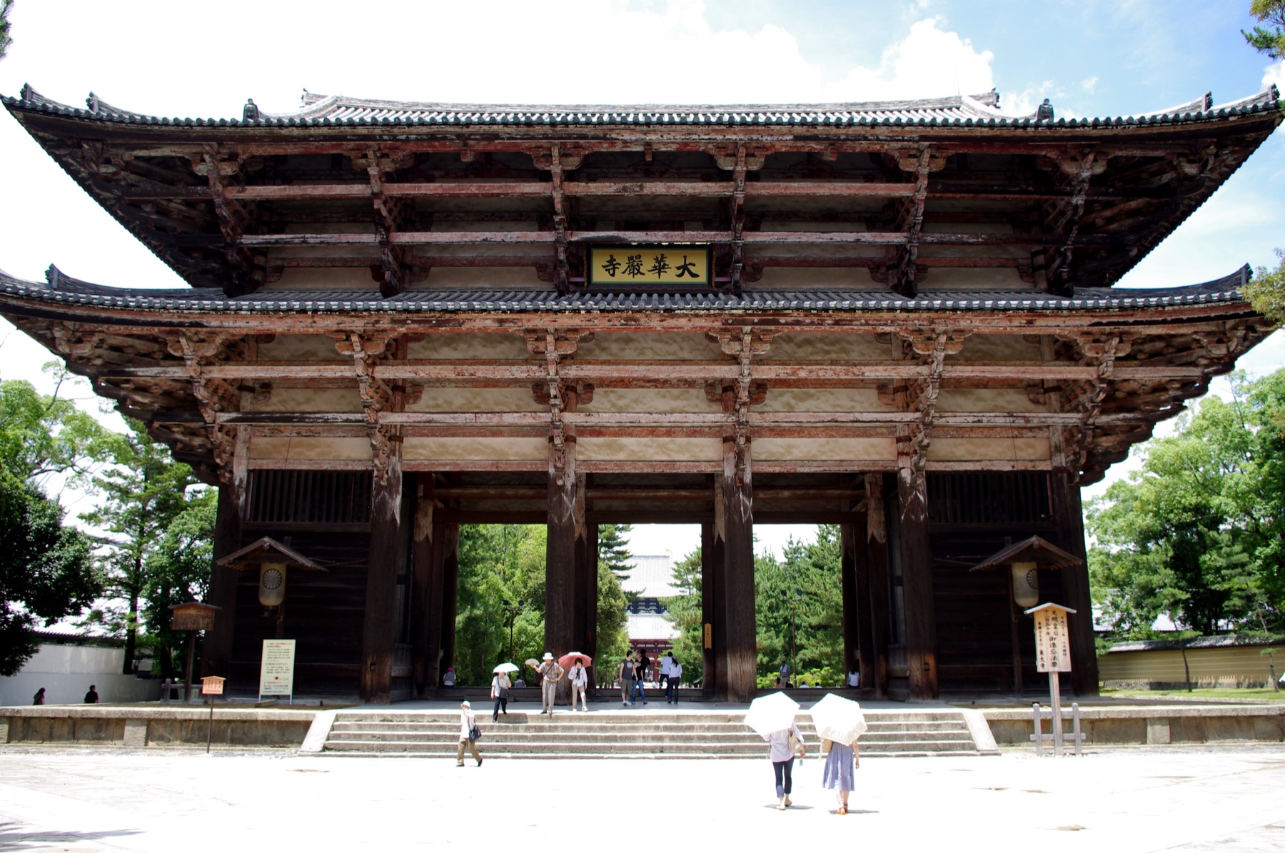 正面望向东大寺南大门的巨大木构建筑