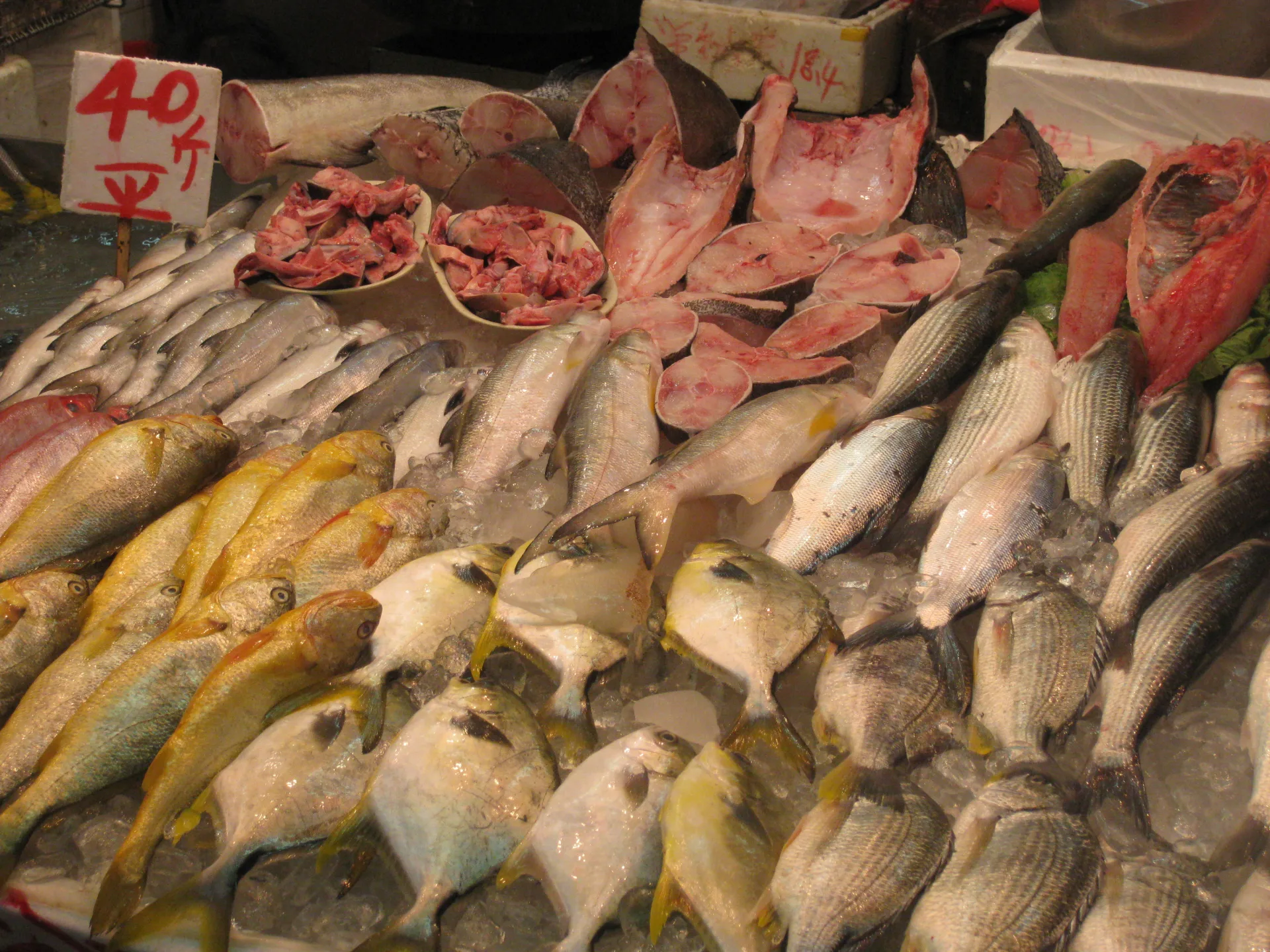 狭窄嘉咸街市上的食品摊档与购物人群