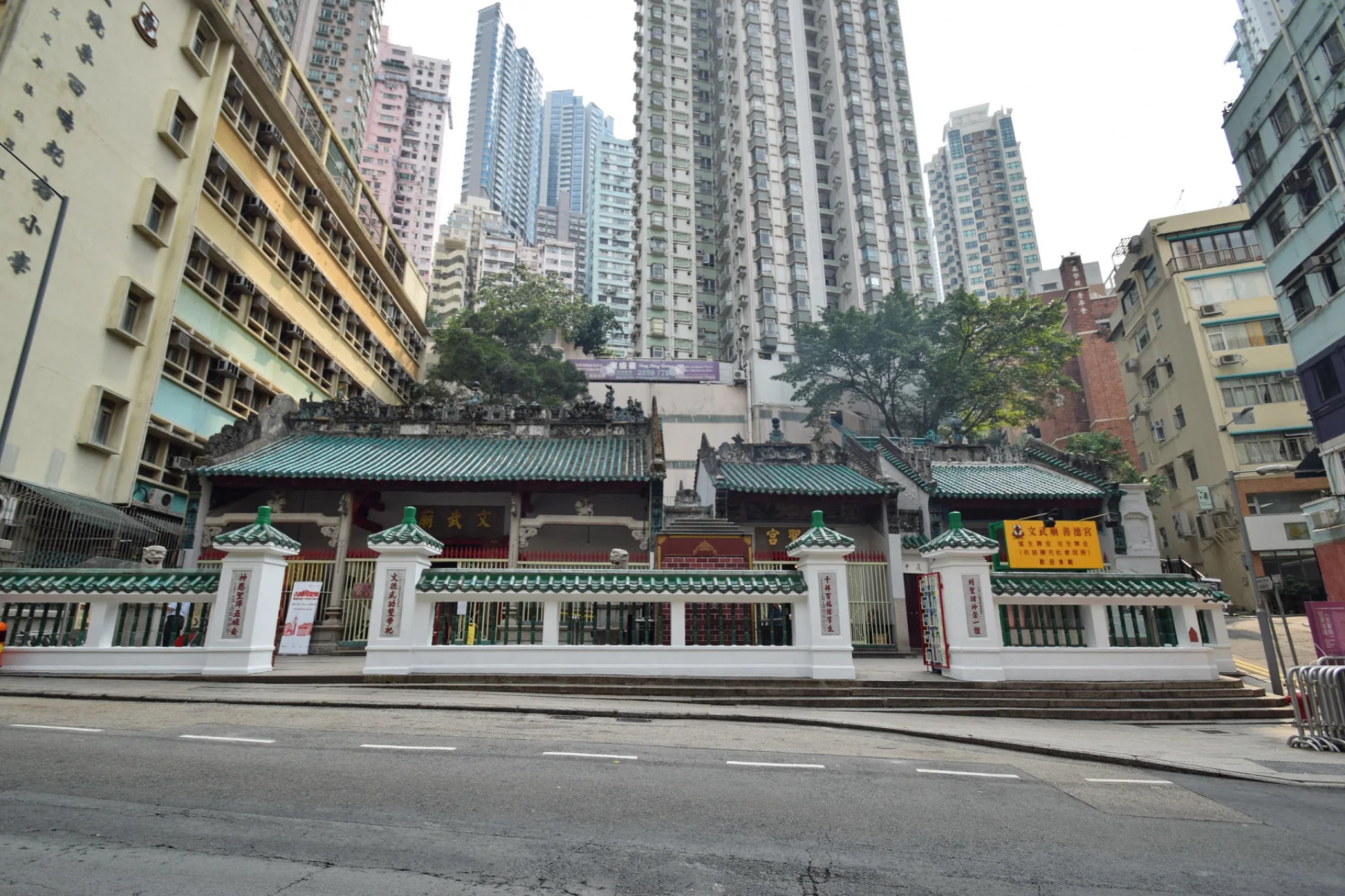 荷李活道文武庙建筑群的绿色瓦顶临街立面