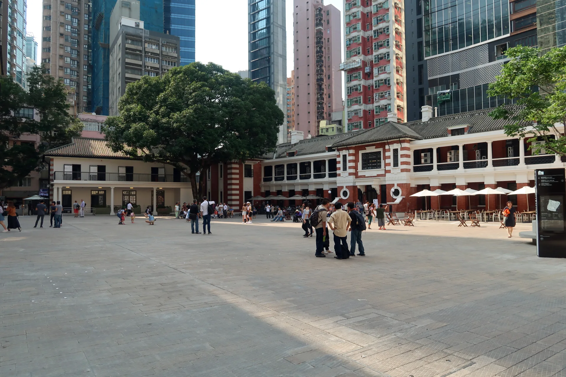 大馆内历史建筑立面与开放的检阅广场