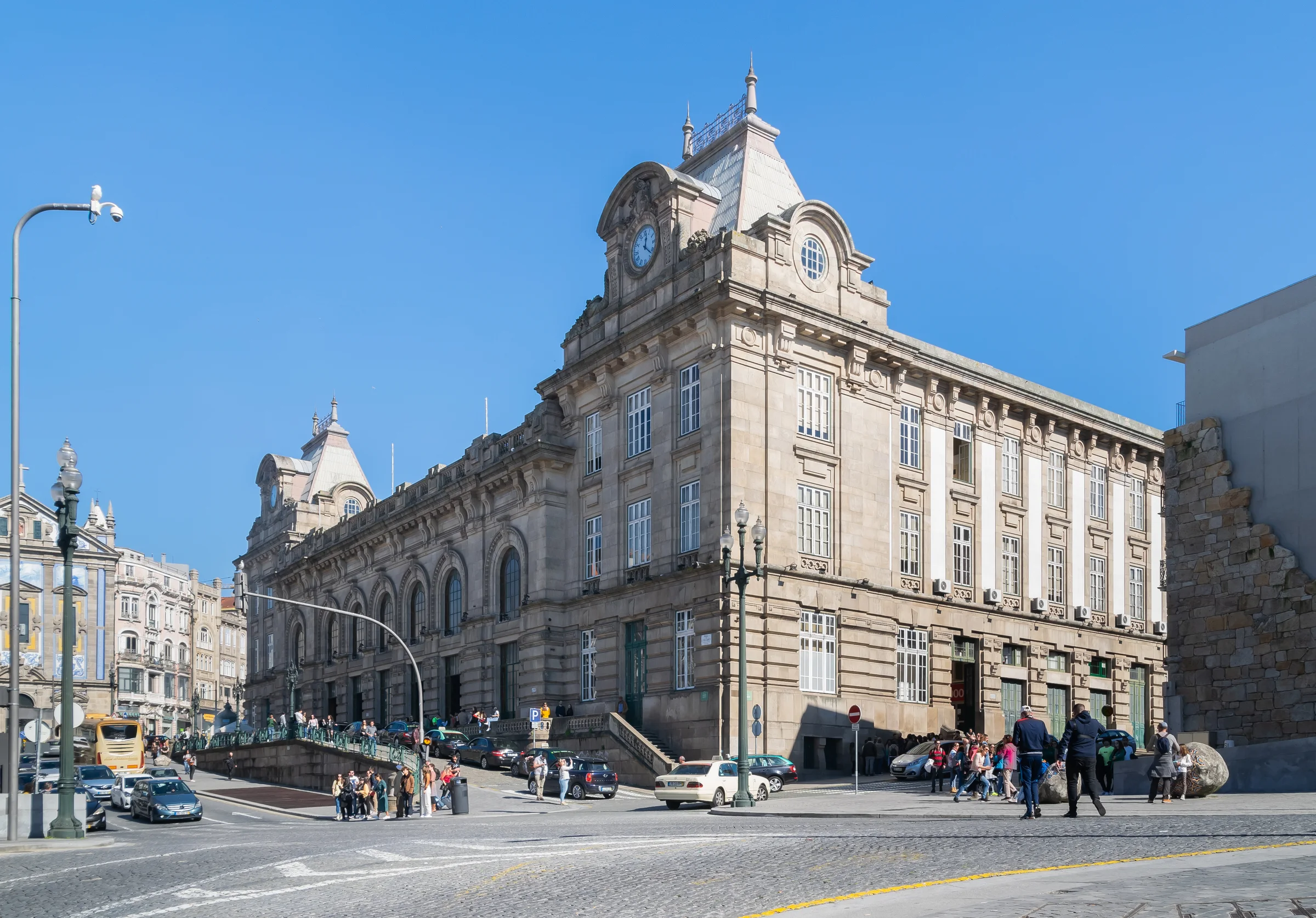 São Bento station façade beside its city square