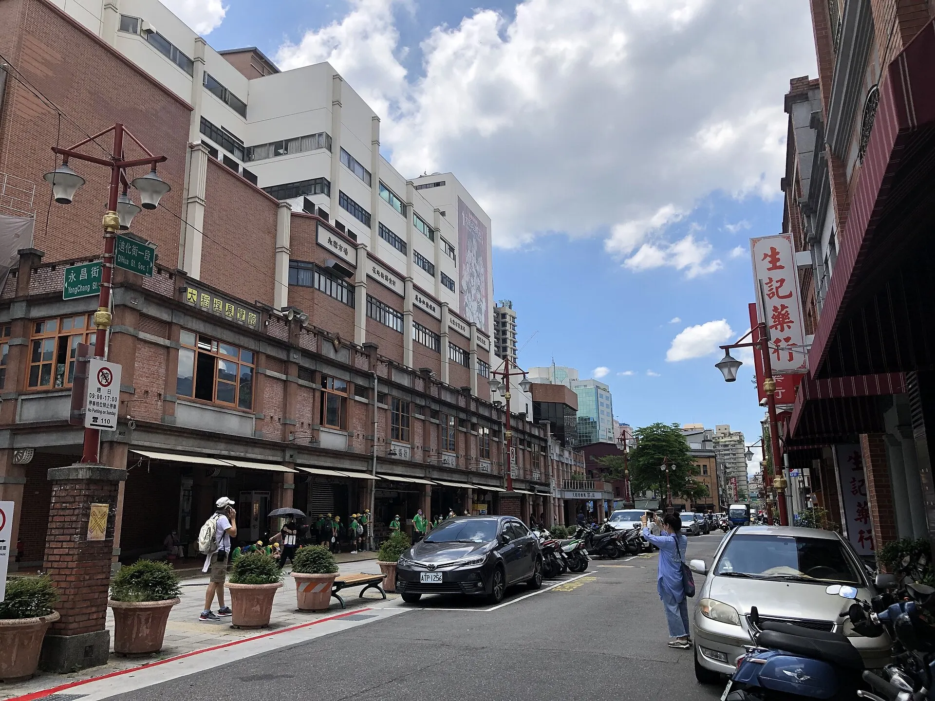 迪化街与永昌街路口的红砖立面和店铺