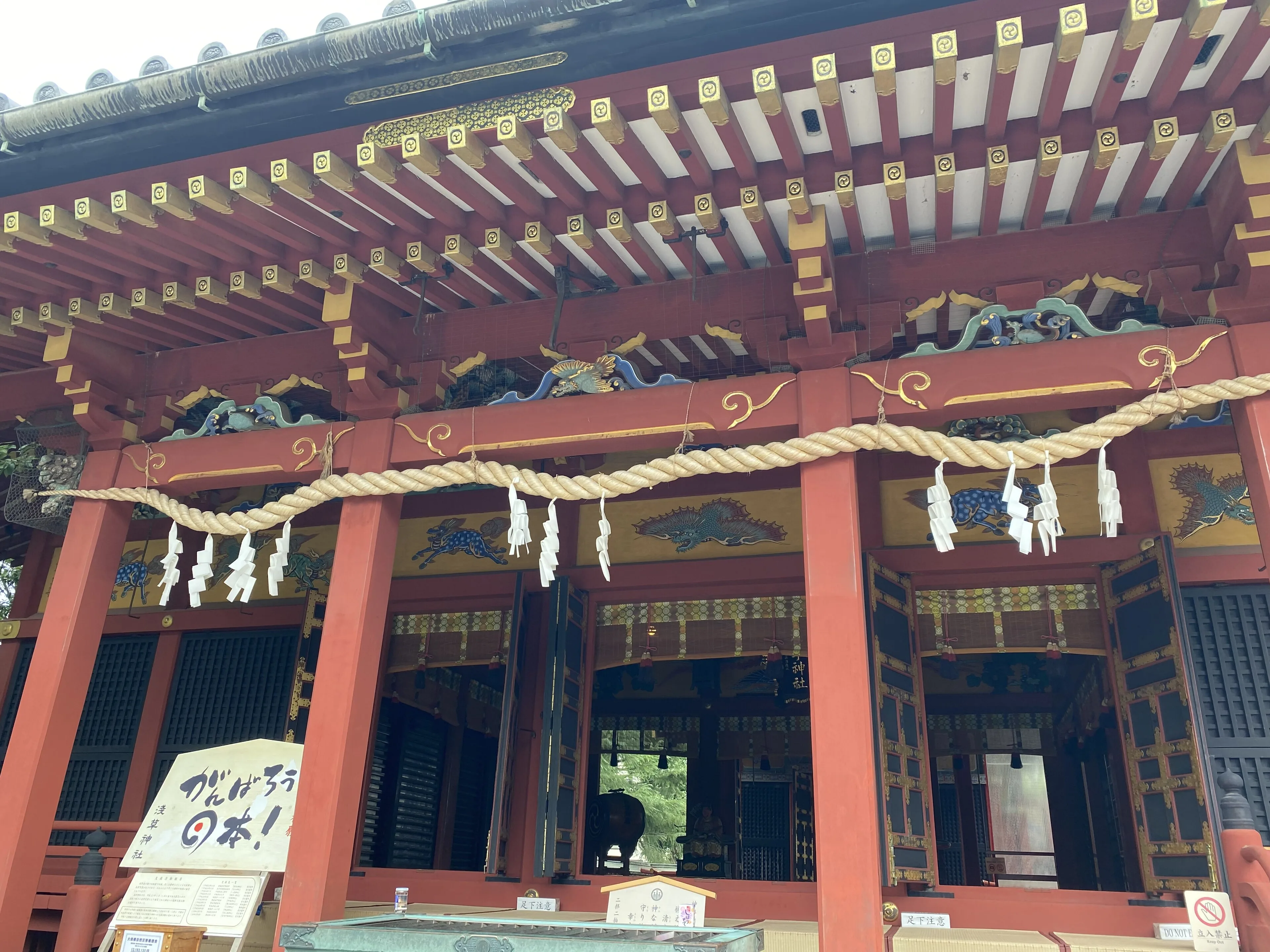 浅草神社拜殿,注连绳、纸垂和神社名称