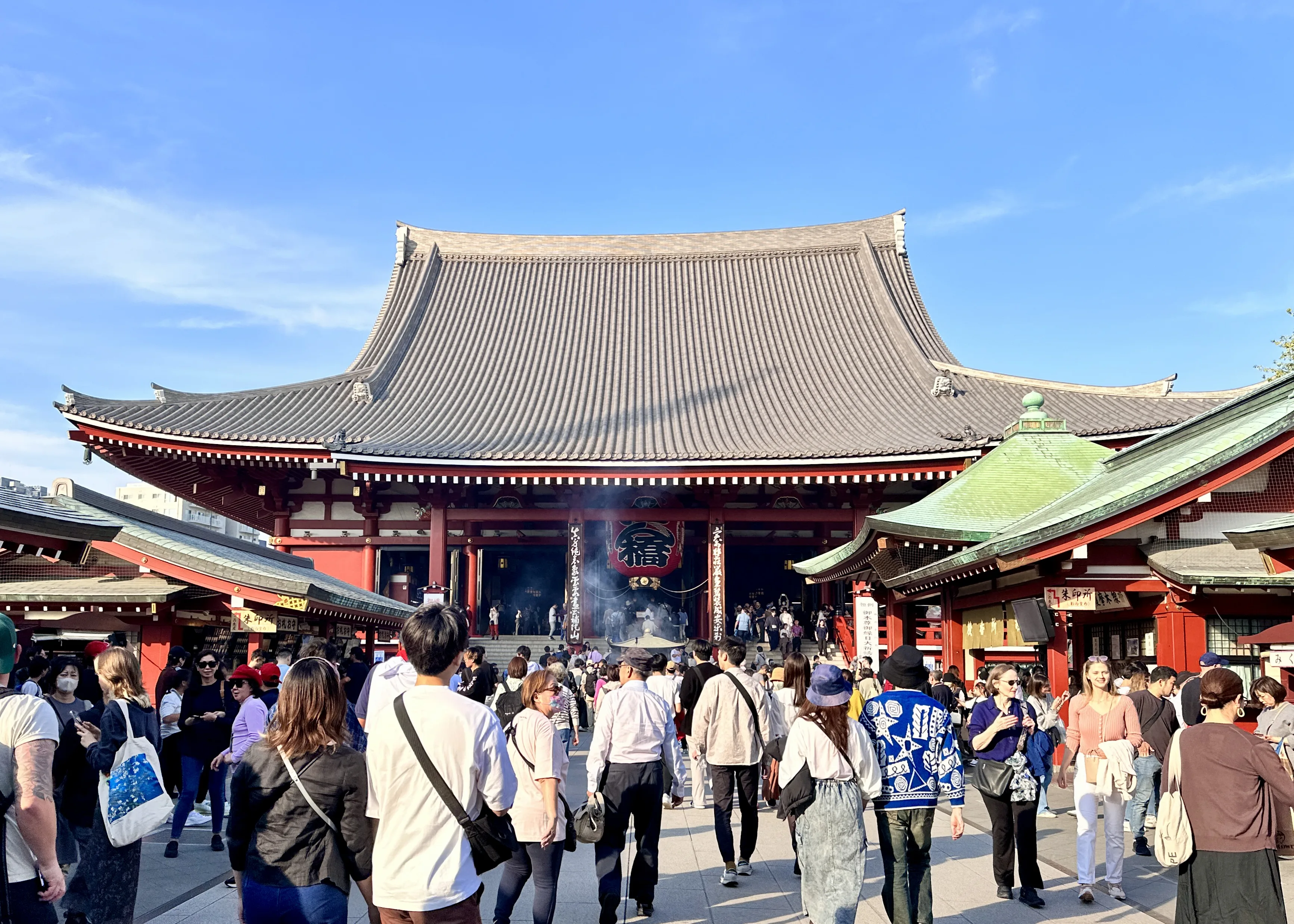 浅草寺本堂,台阶前有香火和人群