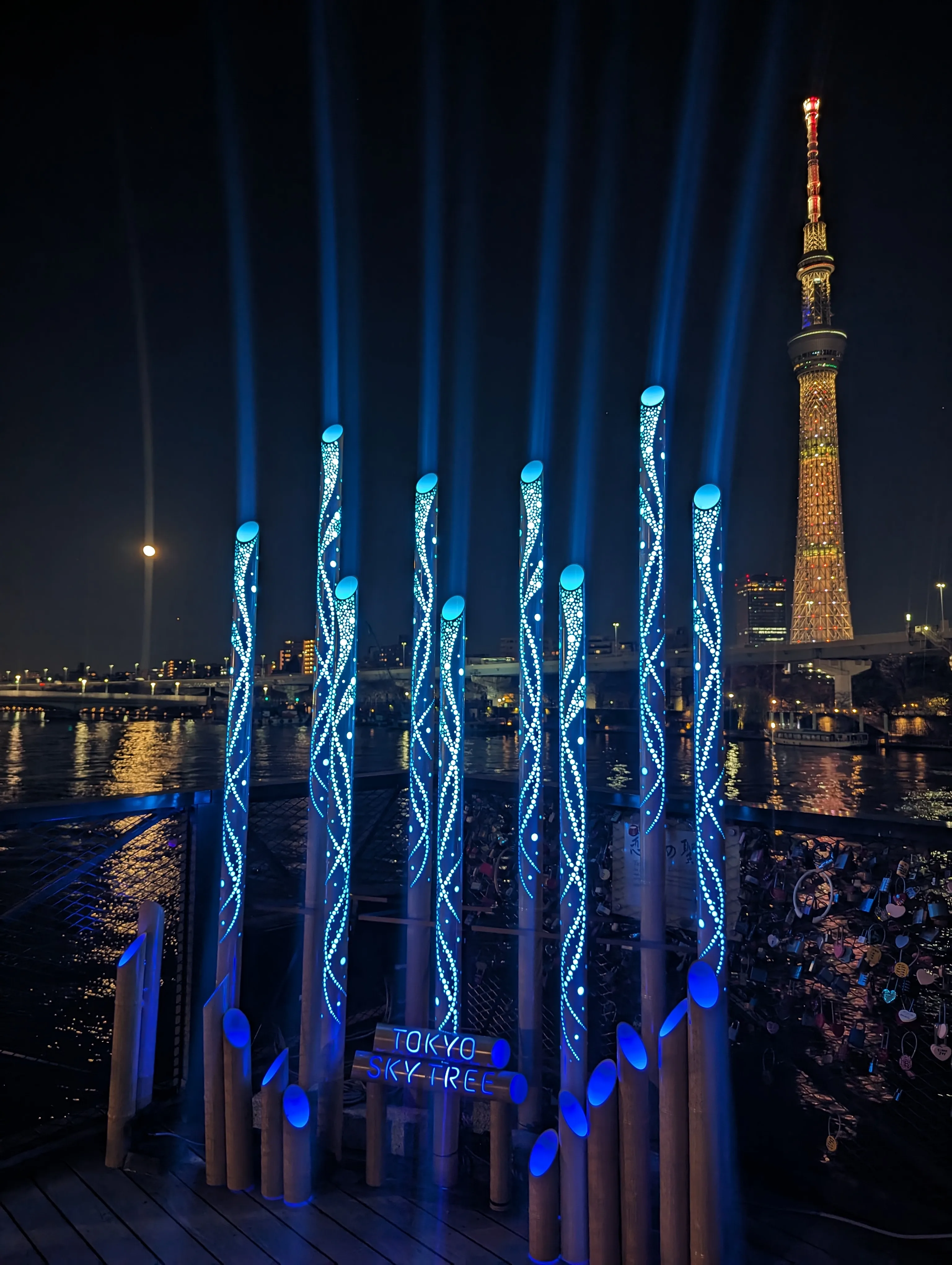 夜里的隅田川步道,河面、东京晴空塔和蓝色灯光装置